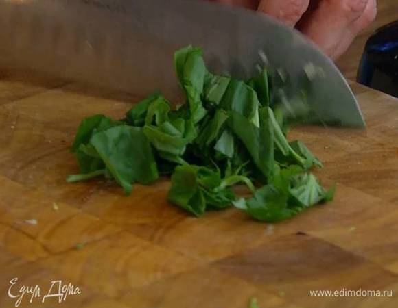 Листья базилика крупно порезать.
