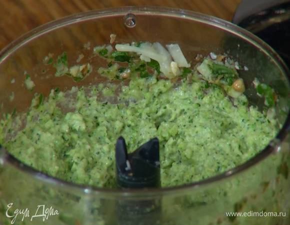 Приготовить соус песто: в чашу блендера выложить натертый сыр, чеснок, грецкие орехи, мед, базилик и петрушку, влить оливковое масло Extra Virgin и взбить, затем добавить брокколи и все еще раз взбить.