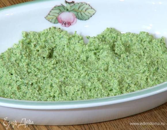 На дно глубокого блюда равномерно выложить соус песто.