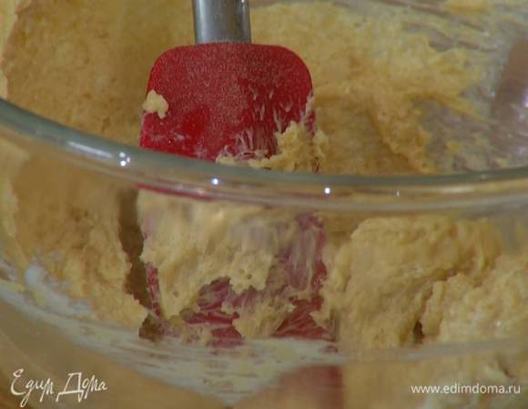 Приготовить тесто: предварительно размягченное сливочное масло растереть с сахаром.