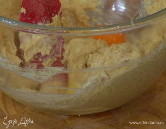 Желтки по одному ввести в сливочно-сахарную массу, каждый раз вымешивая лопаткой, затем влить апельсиновый экстракт и еще раз перемешать.