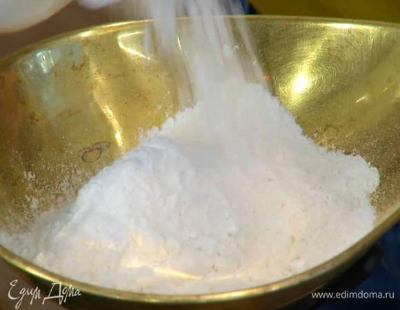 Муку перемешать с разрыхлителем, содой и солью.
