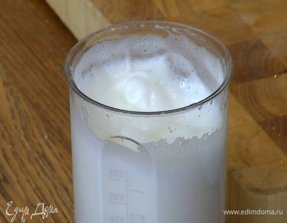 Белки взбить в пышную пену.