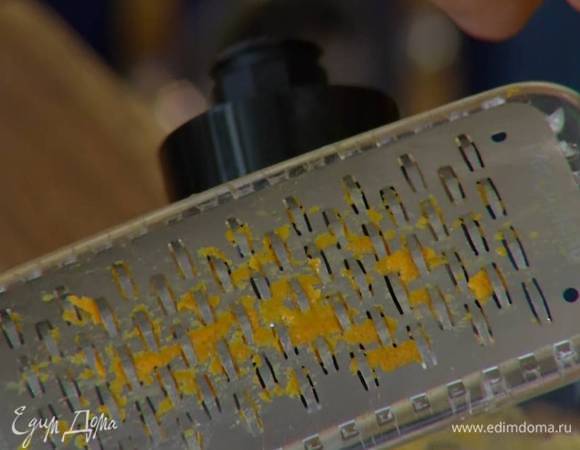 Цедру целого апельсина натереть на мелкой терке, выжать из него сок.