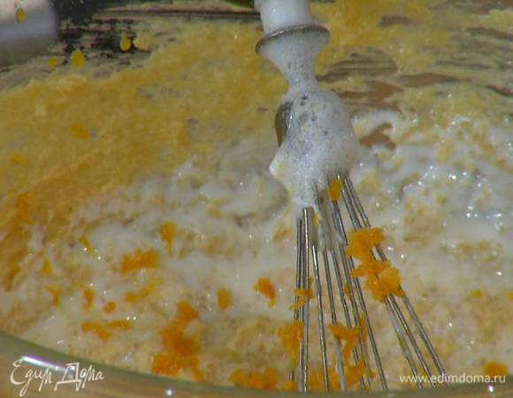 Желтково-сливочную массу взбить на невысокой скорости блендером с насадкой-венчиком, затем добавить закваску, цедру апельсина и половину апельсинового сока, перемешать все лопаткой.