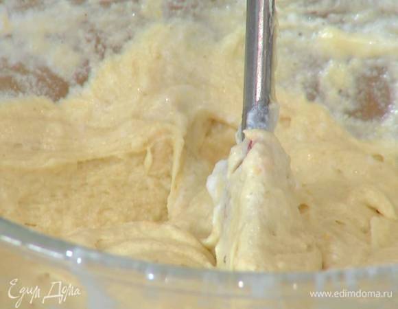 Муку с разрыхлителем небольшими порциями вмешать в желтково-сливочную массу. Затем частями ввести взбитые белки и вымешать тесто.