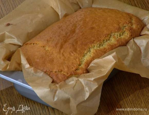 Выпекать кекс в разогретой духовке 40‒50 минут.