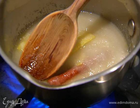 Приготовить сироп: в небольшую кастрюлю влить лимонный и оставшийся апельсиновый сок, добавить сахар, цедру лимона и корицу, поместить на огонь и дать сахару полностью раствориться, затем корицу и цедру вынуть.
