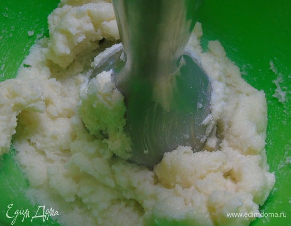Мягкое масло взбить с сахаром и ванилью.