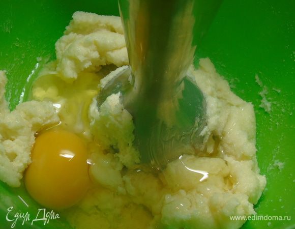 Добавить по одному яйца и мед.