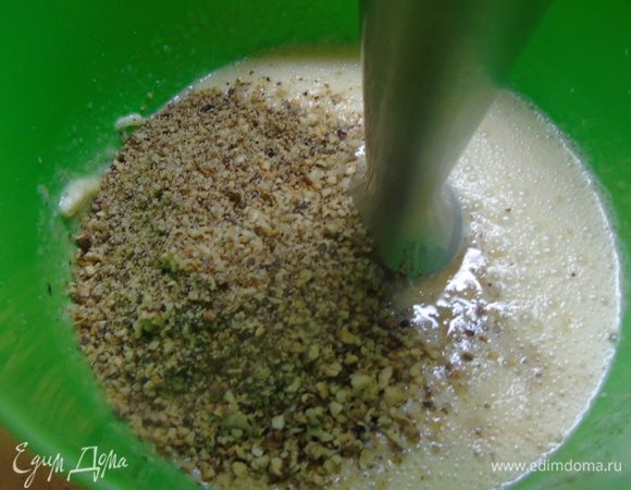 Всыпать орехи, перемешать.