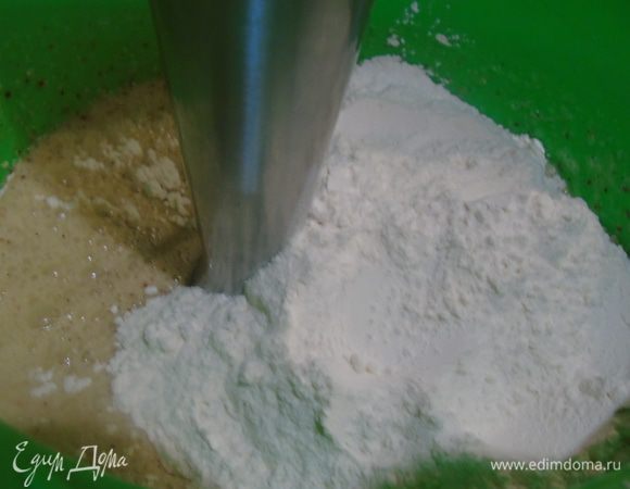 Добавляем муку, смешанную с разрыхлителем.