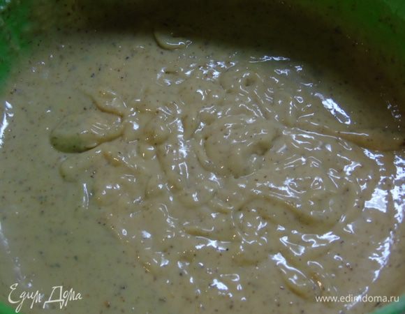 Перемешиваем до однородного состояния. Делим тесто на 2 части.