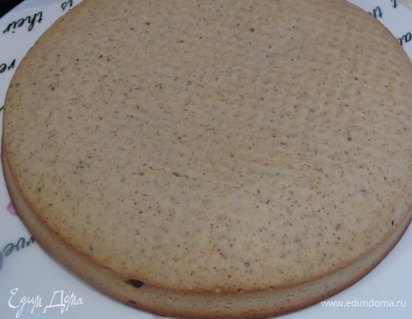 Форму 20 см смазываем, выливаем половину теста и отправляем в разогретую до 180°С духовку на 15 — 20 минут, также выпекаем второй корж, остужаем и разрезаем каждый на два, всего выйдет четыре коржа.