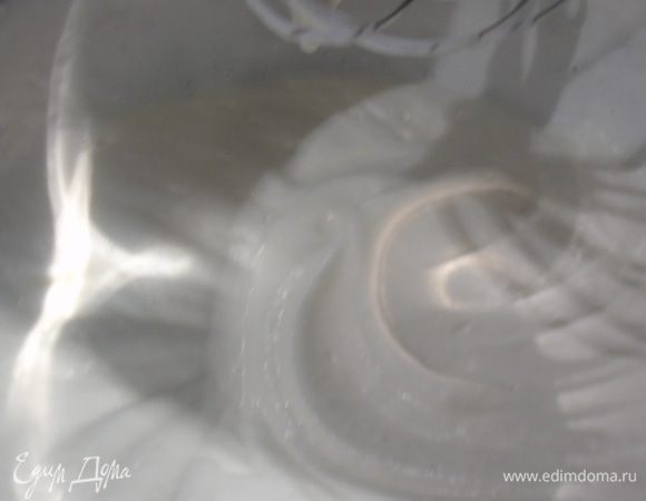 Для крема: сливки взбить.