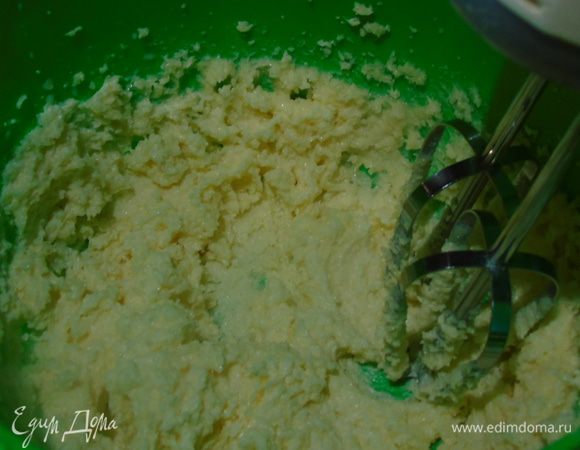 Мягкое сливочное масло взбейте с сахаром.