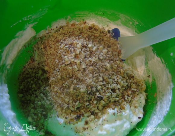 И в последнюю очередь вмешиваем орехи.