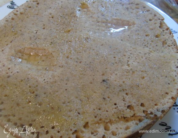 Пропитываем коржи сначала сиропом.