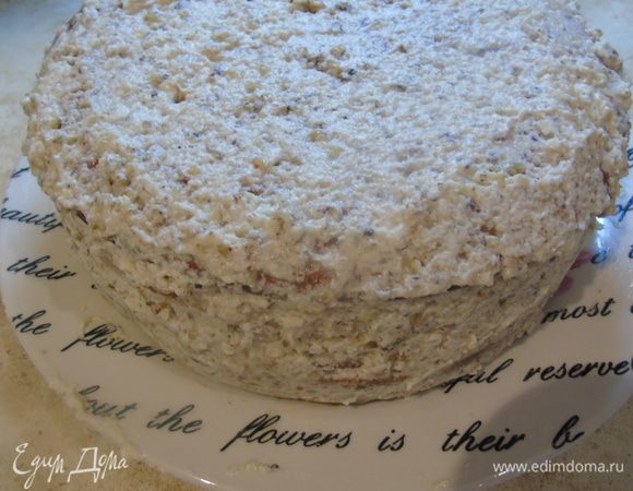 А затем перемазываем все коржи кремом, бока так же.
