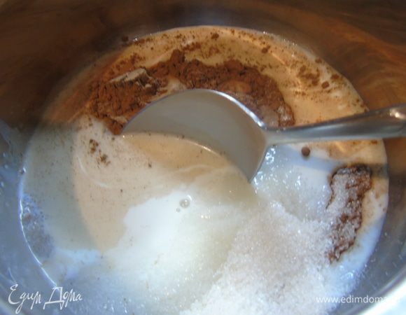 Для глазури в сотейнике смешиваем молоко, сахар и какао, ставим на маленький огонь и прогреваем, пока не растворится сахар, это почти до кипения.