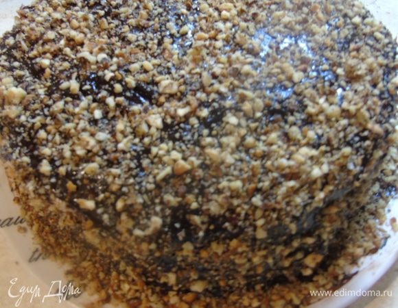 Присыпаем орехами.