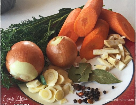 А вот и все остальное для бульона. Помимо зелени и кореньев, морковок пара, луковок тоже пара, перец горошком, лавровый лист и полторы звездочки бадьяна. Ну и соль, конечно, понадобится.