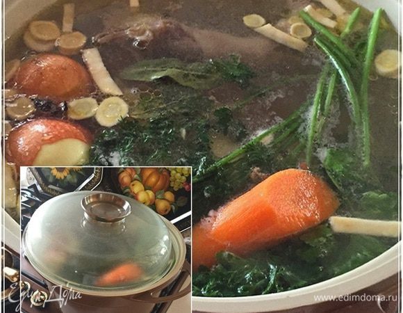 И все, что для бульона было нужно, т. е. было заготовлено, в кастрюлю отправили. И как только взбулькнуло, сразу огонь на минимум, крышкой прикрыли, и пусть себе томится бульон часа два, не меньше.