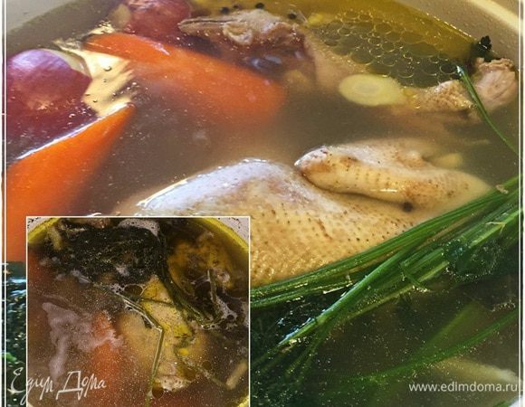 Вот так будет. Где крупно — примерно через минут сорок, а к концу второго часа — на картинке, которая поменьше. Замечу, что минут за тридцать до окончания томления бульона посолить не забудьте.