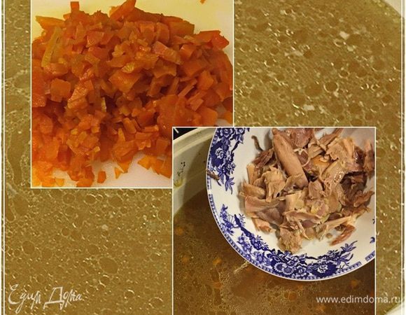 Бульон процедить все же не мешает. Разные там перцы и лохмотья от зелени непременно останутся. Так что надо цедить. Морковку из бульона не выбрасывайте. Я ее, например, мелко покрошил и снова в кастрюлю вернул. И мясо темное тоже обратно в кастрюлю вернул. Лучше не резать, а порвать!