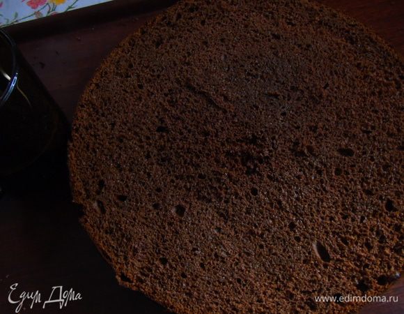 Пропитываем коржи свежесваренным кофе смешанным с коньяком.