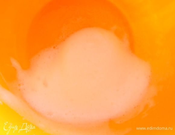 Взбиваем один белок слегка.