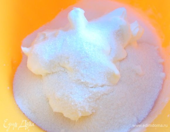 Добавляем сметану и сахар, и еще пару минут взбиваем миксером.