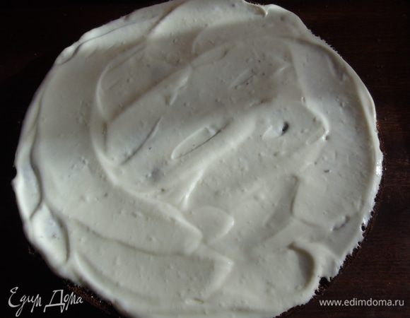 Смазываем корж кремом.
