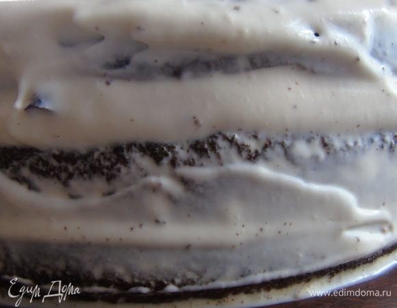 Сверху следующий и корж и опять пропитка, крем, орехи и чернослив, так перемазываем весь торт, бока также перемазываем кремом.