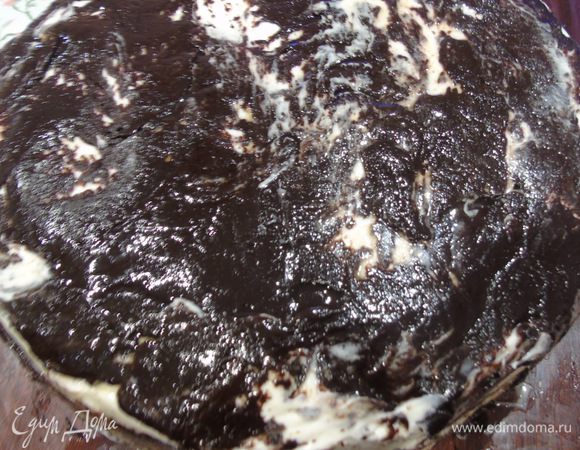 Варим глазурь: для этого налейте в сотейник молоко, добавьте сливочное масло. Нагревайте смесь на медленном огне, пока масло не растает. Всыпаем сахар смешанный с какао, доводим до кипения все время мешая. Выключаем и даем остыть 4-5 минут. Покрываем торт половиной глазури, отправляем в холодильник на 5 минут.