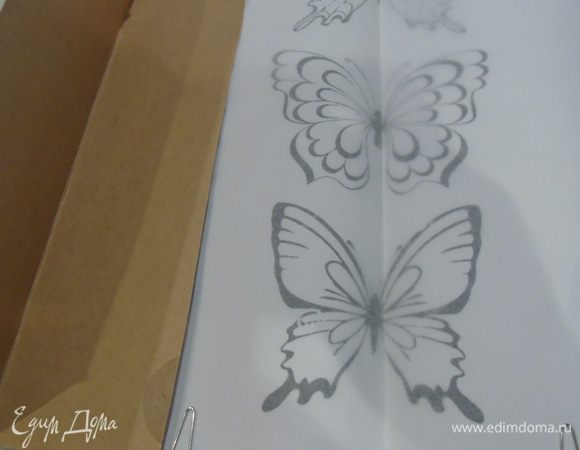 Для декора: распечатаем шаблон,  накроем его пергаментом и закрепит скрепками. Сложим пополам. Отдельно приготовим картон сложенный пополам.