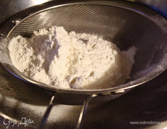 Пшеничную муку просеем в большую миску.
