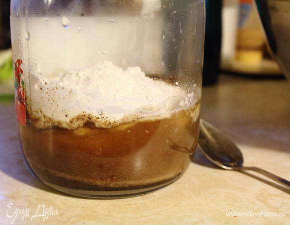 В стеклянную банку вливаем 200 мл теплой воды, всыпаем полстакана пшеничной муки, взятой из уже просеянной в миску, добавляем сахар, солод, цикорий, дрожжи и перемешиваем. Ставим в теплое место, чтоб подошла закваска. 