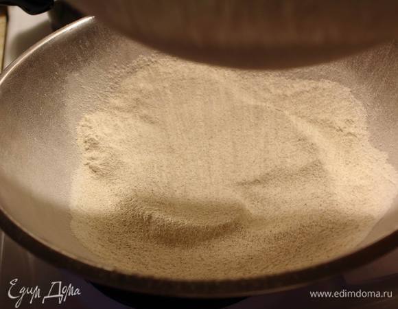 К пшеничной муке просеиваем ржаную. Добавляем соль.