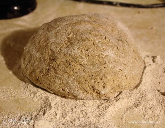 Тесто получается тугое, месить стоит немало времени и, немаловажно, отбивать его об стол. 