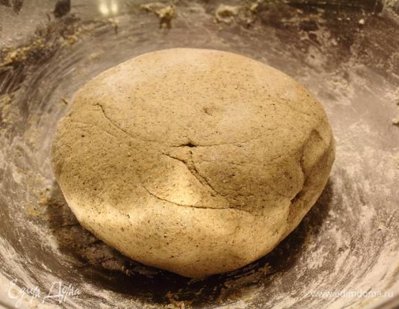 В результате получается вполне эластичный и гладкий шарик. Кладем его в посудину, накрываем полотенцем и отправляем в теплое место, где-то на час.