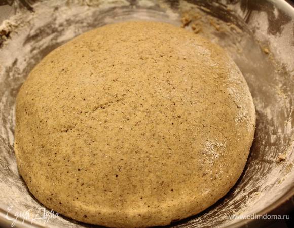 Подошедшее тесто снова помесить и поотбивать об стол. 