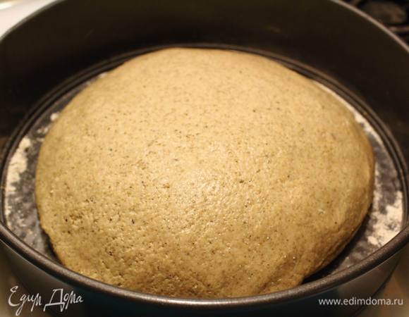 Форму (у меня 28 см) посыпать мукой, уложить в нее сформированный хлеб, и мокрыми руками разгладить поверхность (заодно и смочив ее).
Накрыть полотенцем и снова дать подойти.