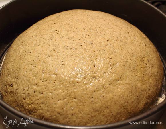 Духовку разогреть до 200°C и подошедший хлебушек отправить выпекаться, снова смочив его сверху теплой водой.
Минут через 25-30 вытащить хлеб и снова хорошенько увлажнить поверхность теплой водой. Отправить назад в духовку еще на минут 10.