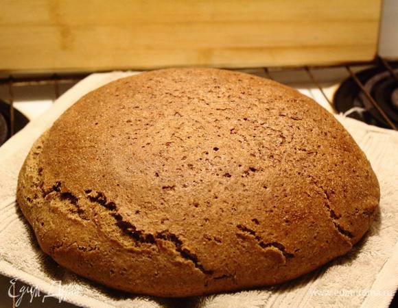 Готовый хлебушек аккуратно выложить на решетку, снова слегка сбрызнуть теплой водой...