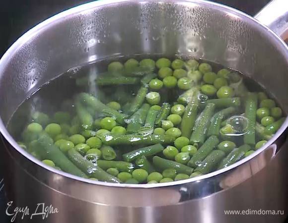 Зеленый горошек и стручковую фасоль предварительно разморозить, затем опустить в кипящую воду, через пару минут добавить стручки молодого гороха, через минуту кипяток слить и обдать все ледяной водой или поместить в лед.