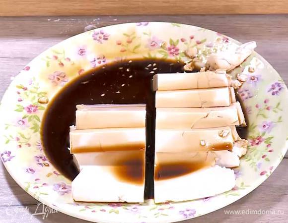 Тофу нарезать небольшими брусочками, полить 2 ст. ложками соевого соуса и дать постоять 10‒15 минут.