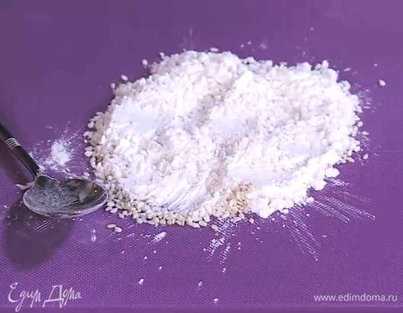 На рабочей поверхности перемешать крахмал с кунжутом и обвалять тофу со всех сторон.