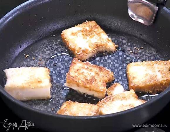 Разогреть в сковороде оливковое масло и обжарить тофу со всех сторон до золотистой корочки.