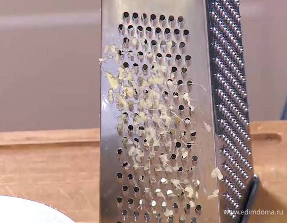 Имбирь почистить и натереть на мелкой терке — должна получиться 1/2 ч. ложки.